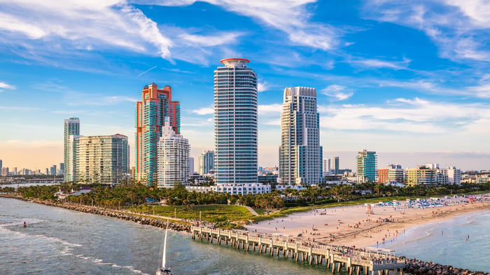 Key Biscayne vs. Miami Beach: Quiet Island Life or Vibrant Beachfront City Living?