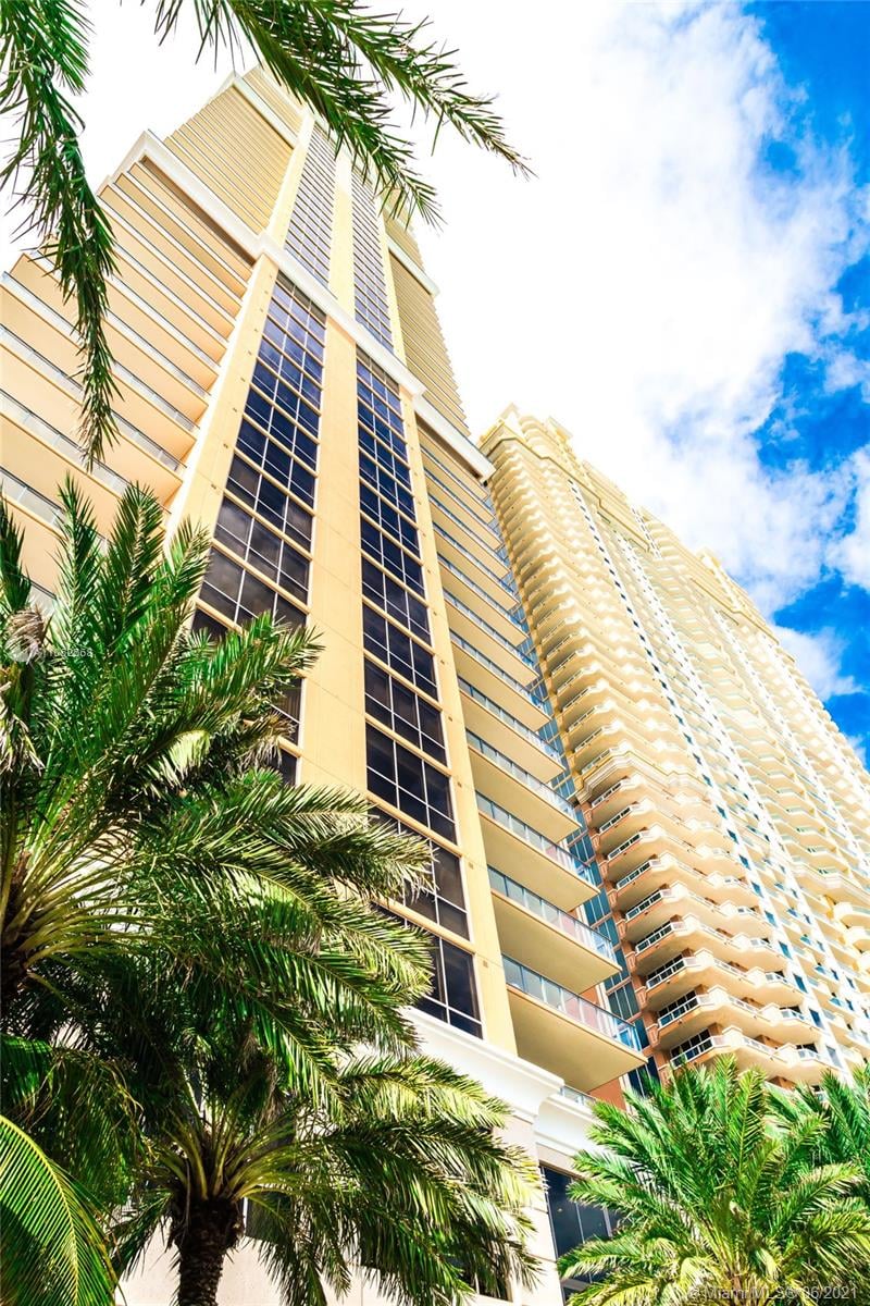 17749 COLLINS AVE #1402