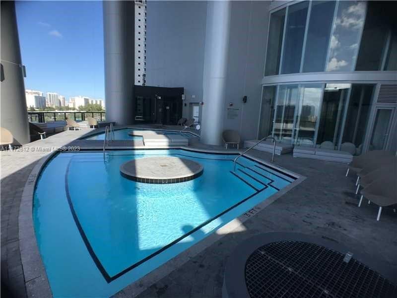 18555 COLLINS AVE #2905