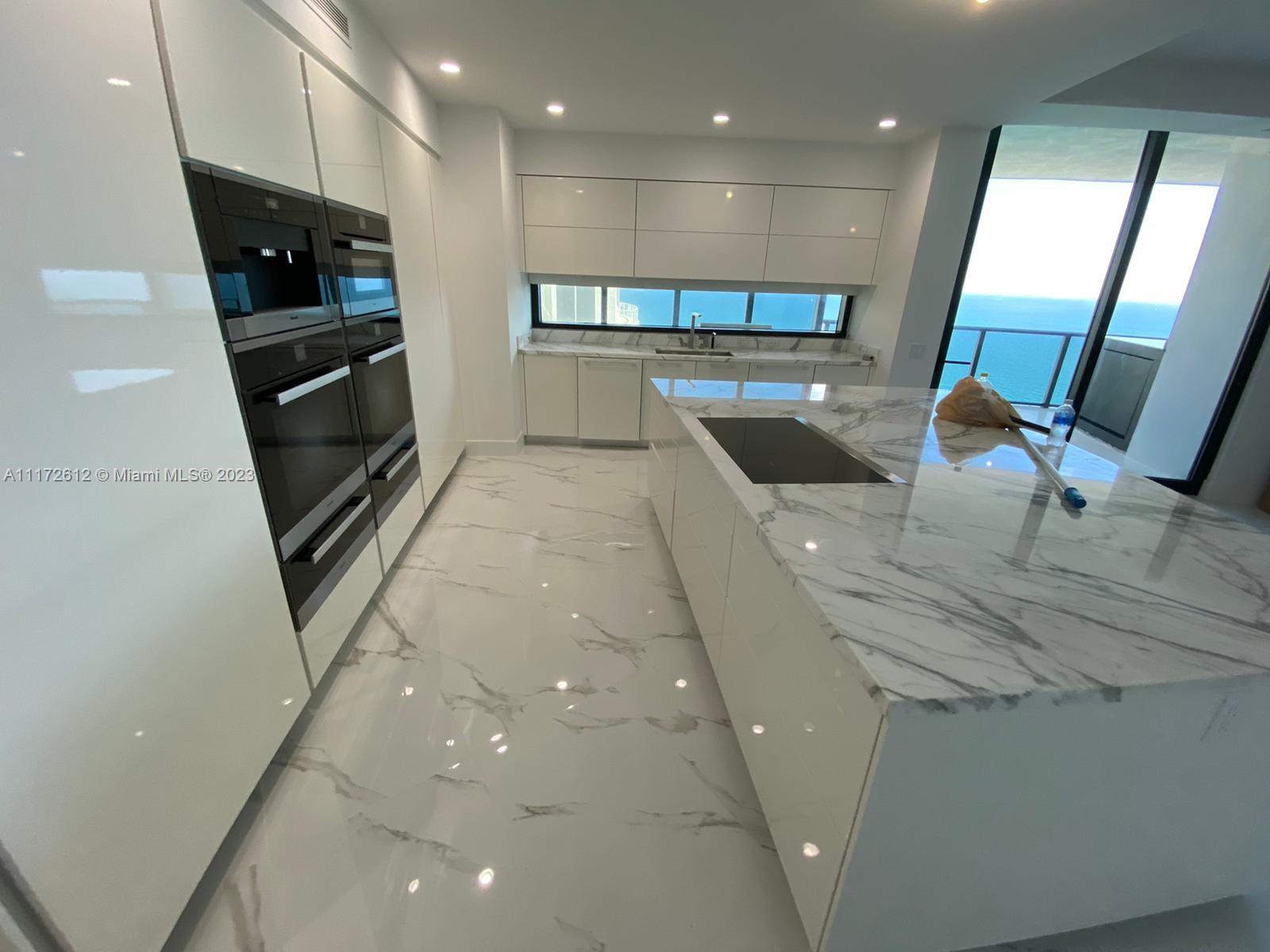18555 COLLINS AVE #2905