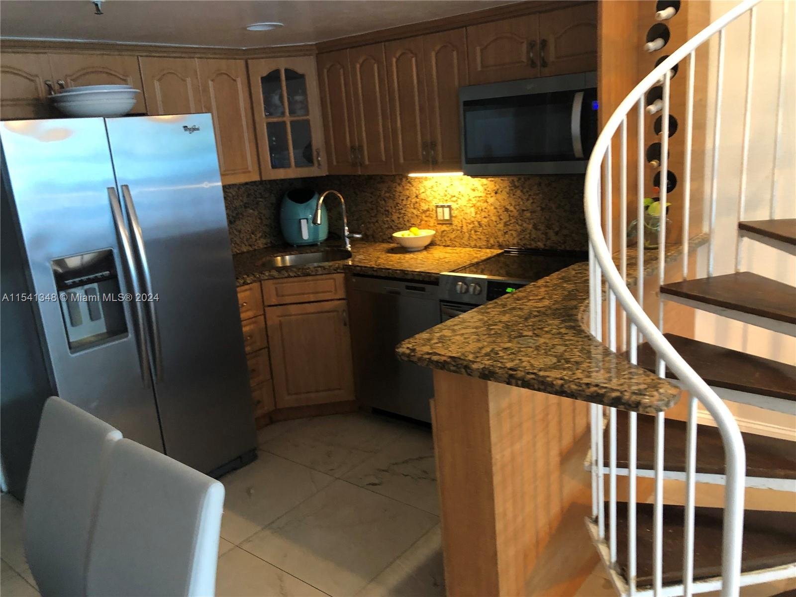 5445 COLLINS AVE #TH2