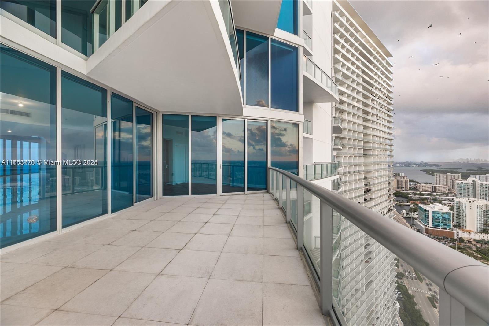 17001 COLLINS AVE #4705