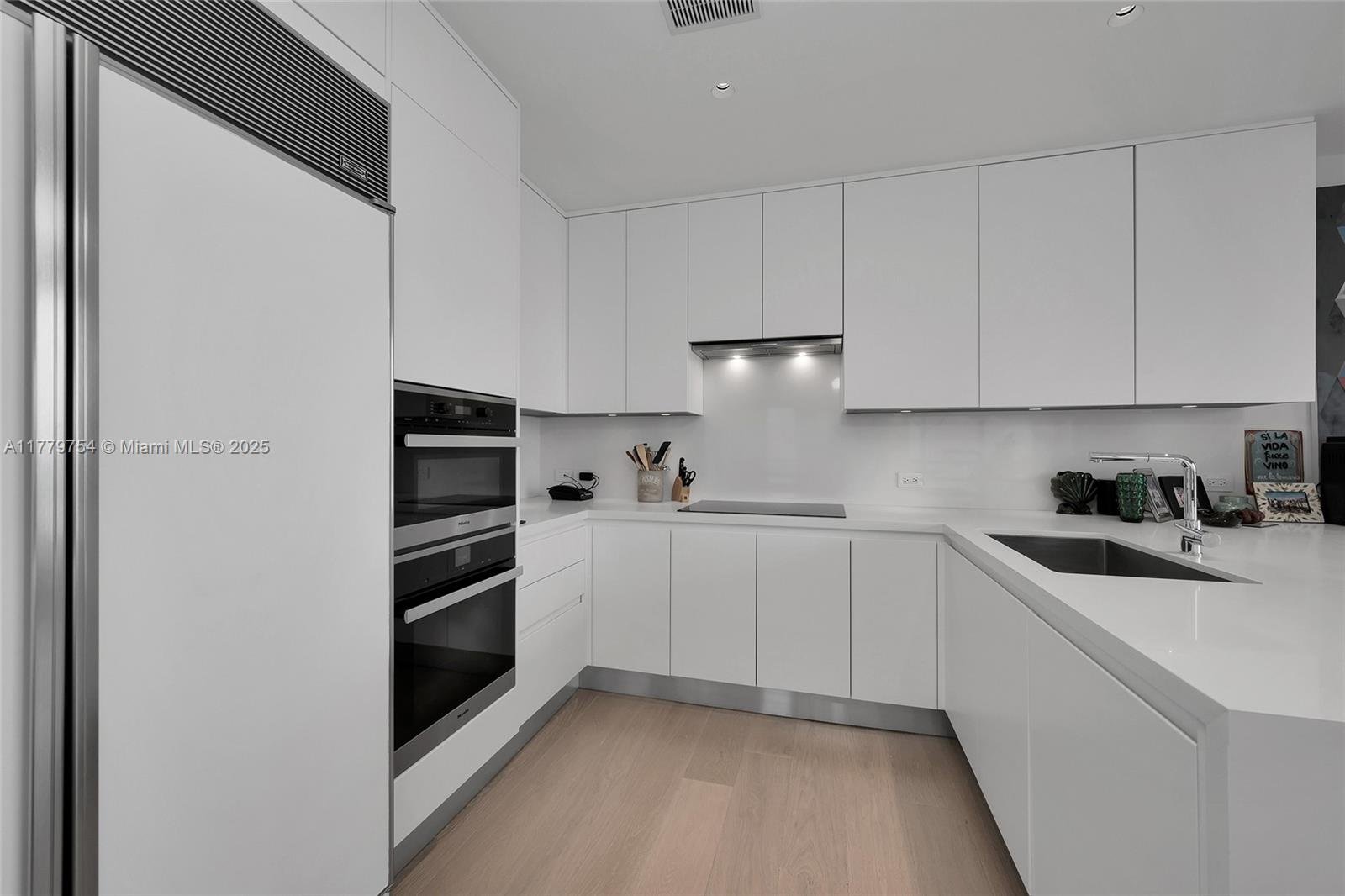 1425 BRICKELL AVE #61E