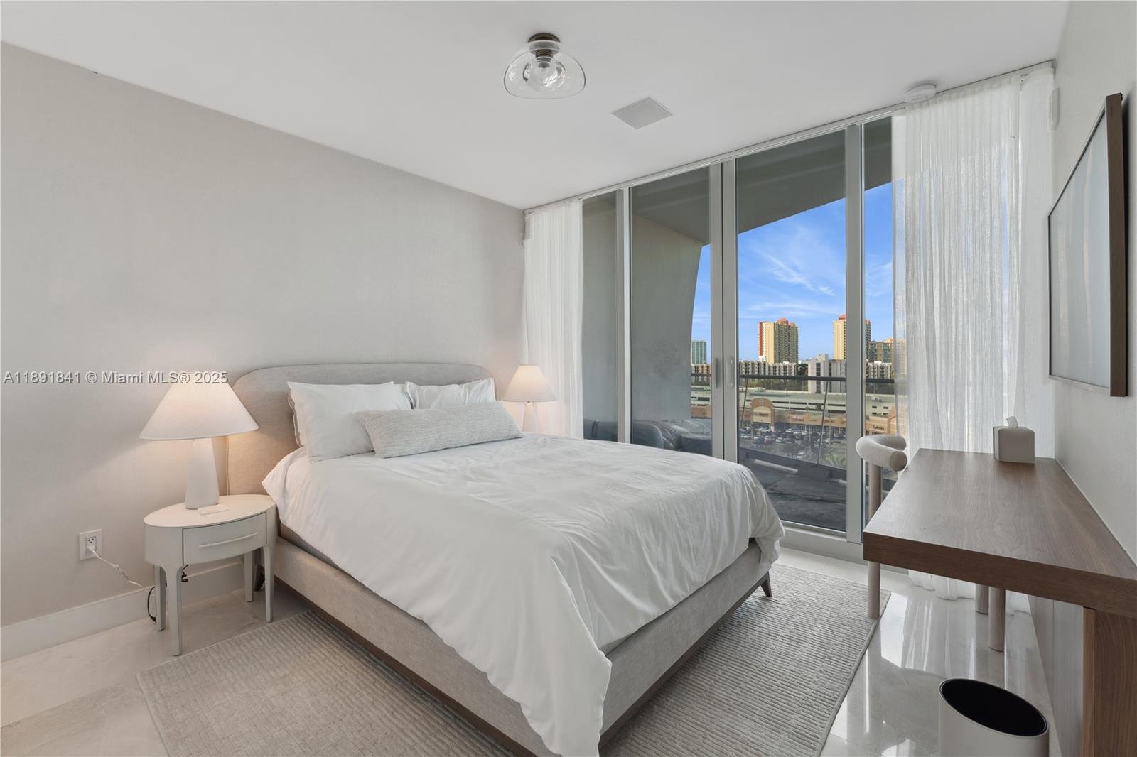 16901 COLLINS AVE #805