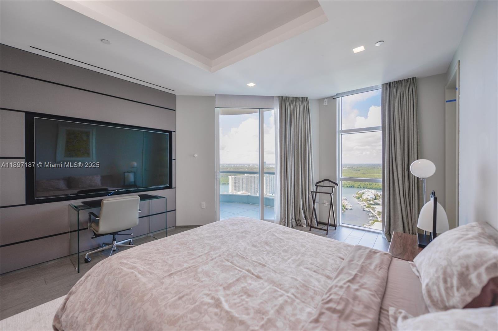 16047 COLLINS AVE #3204