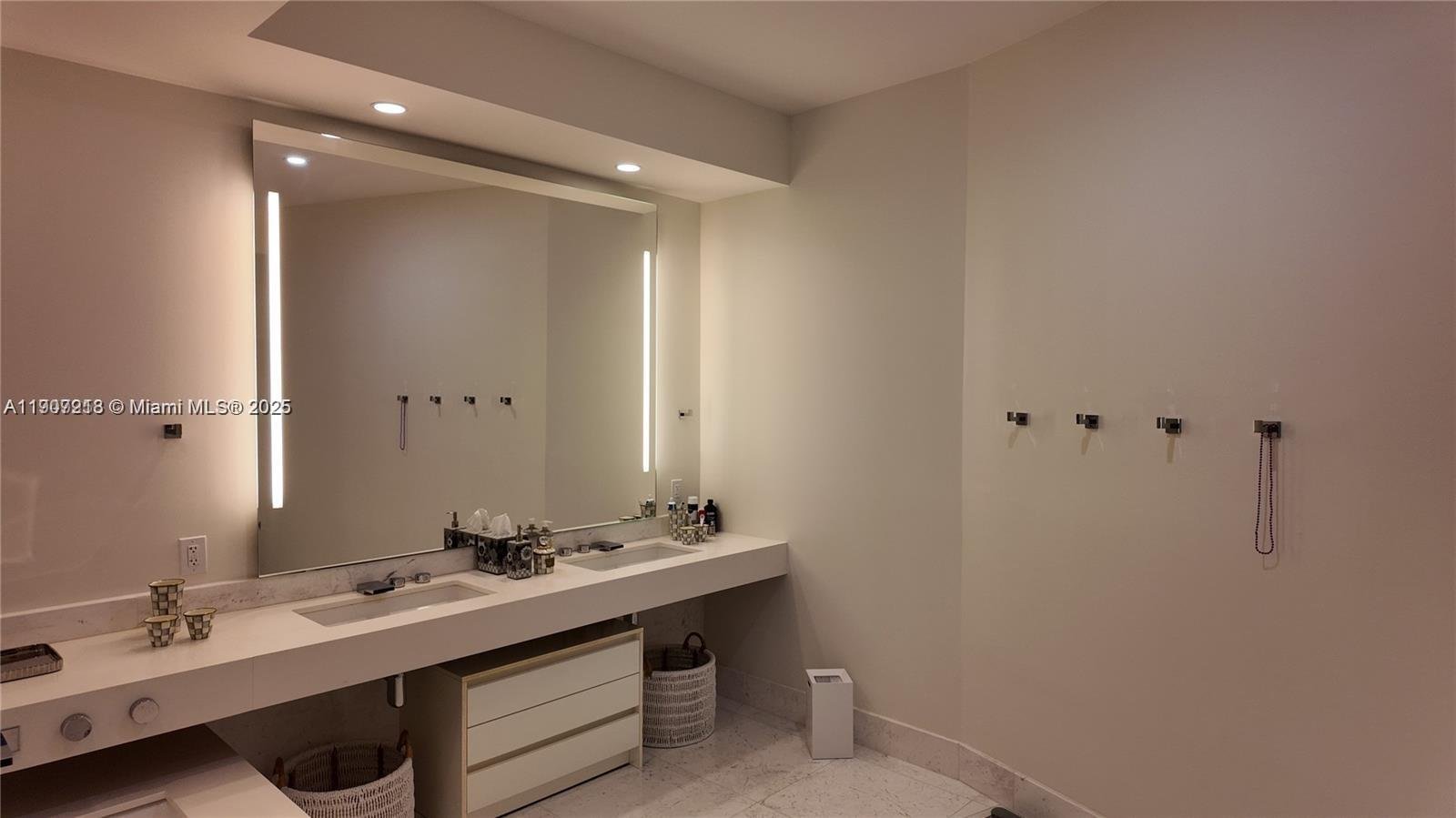 18555 COLLINS AVE #905