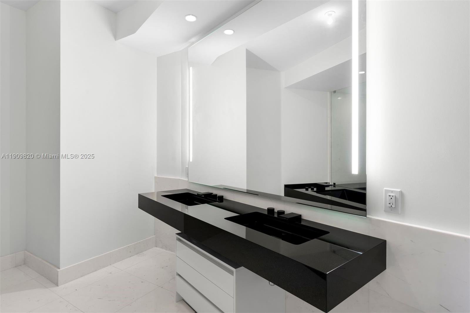 18555 COLLINS AVE #3205