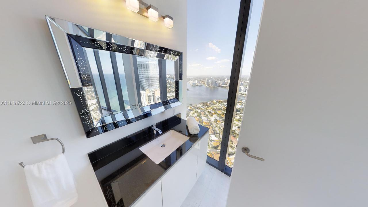 18555 COLLINS AVE #4804