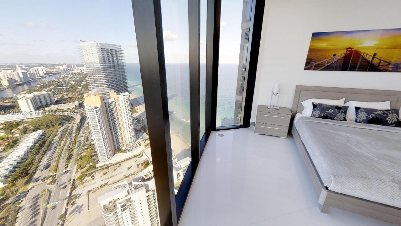 18555 COLLINS AVE #4804