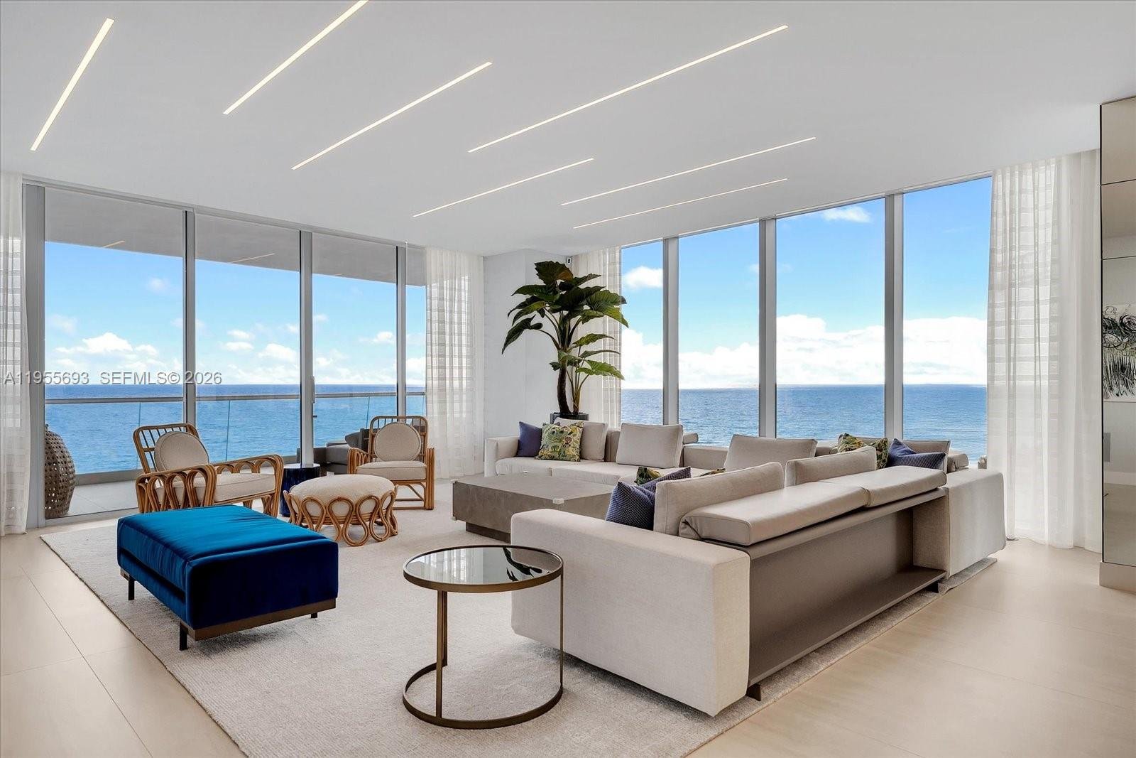 18501 COLLINS AVE #704