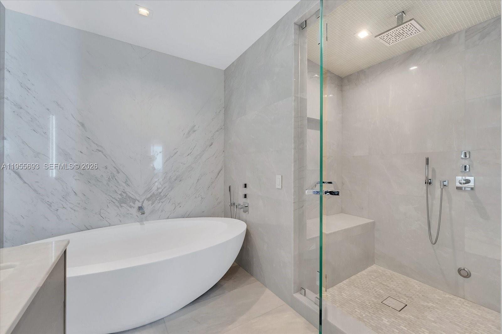 18501 COLLINS AVE #704