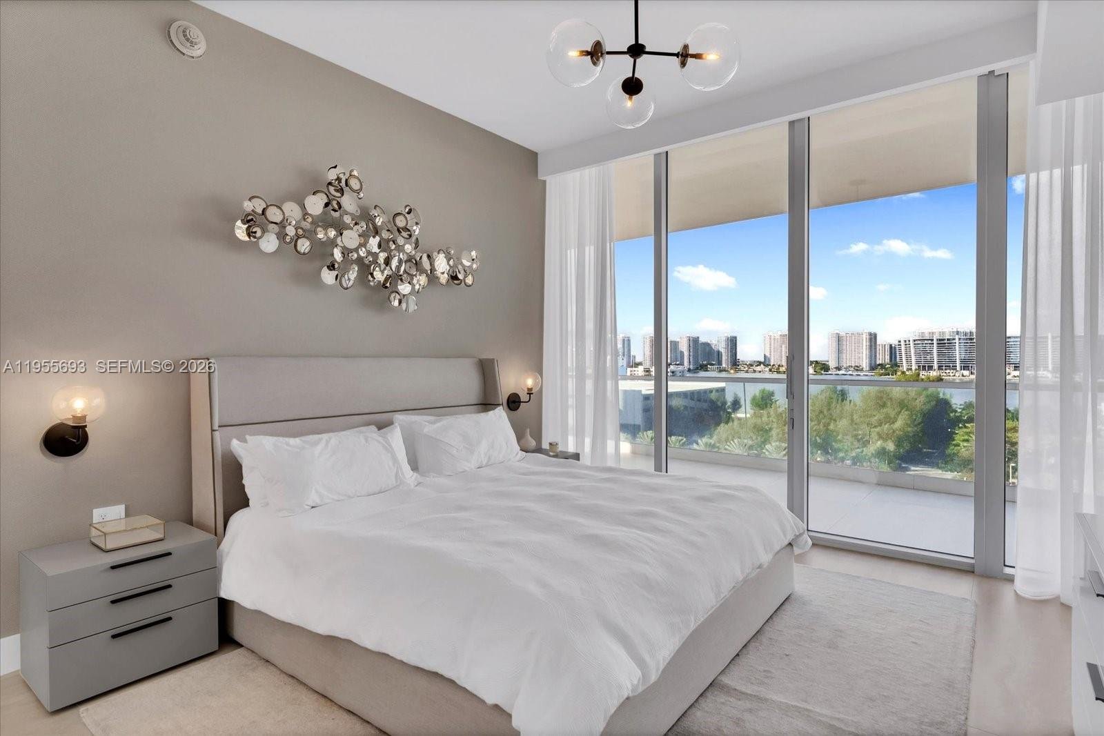 18501 COLLINS AVE #704