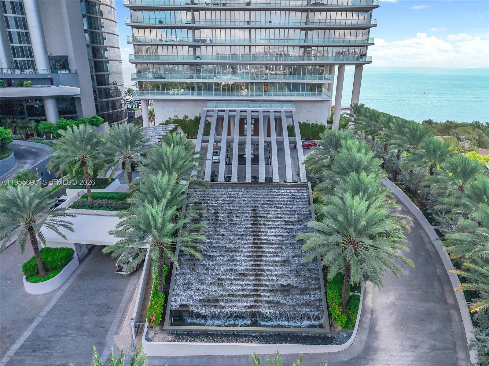 18501 COLLINS AVE #704