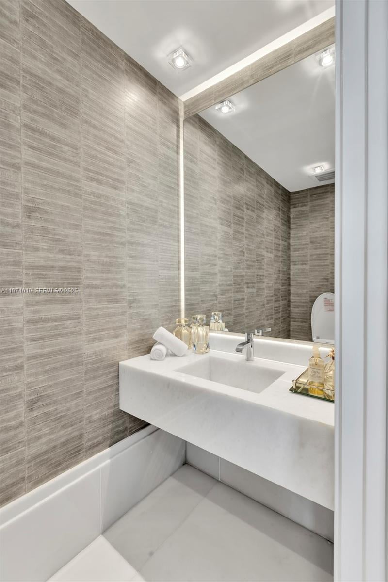 18555 COLLINS AVE #4605