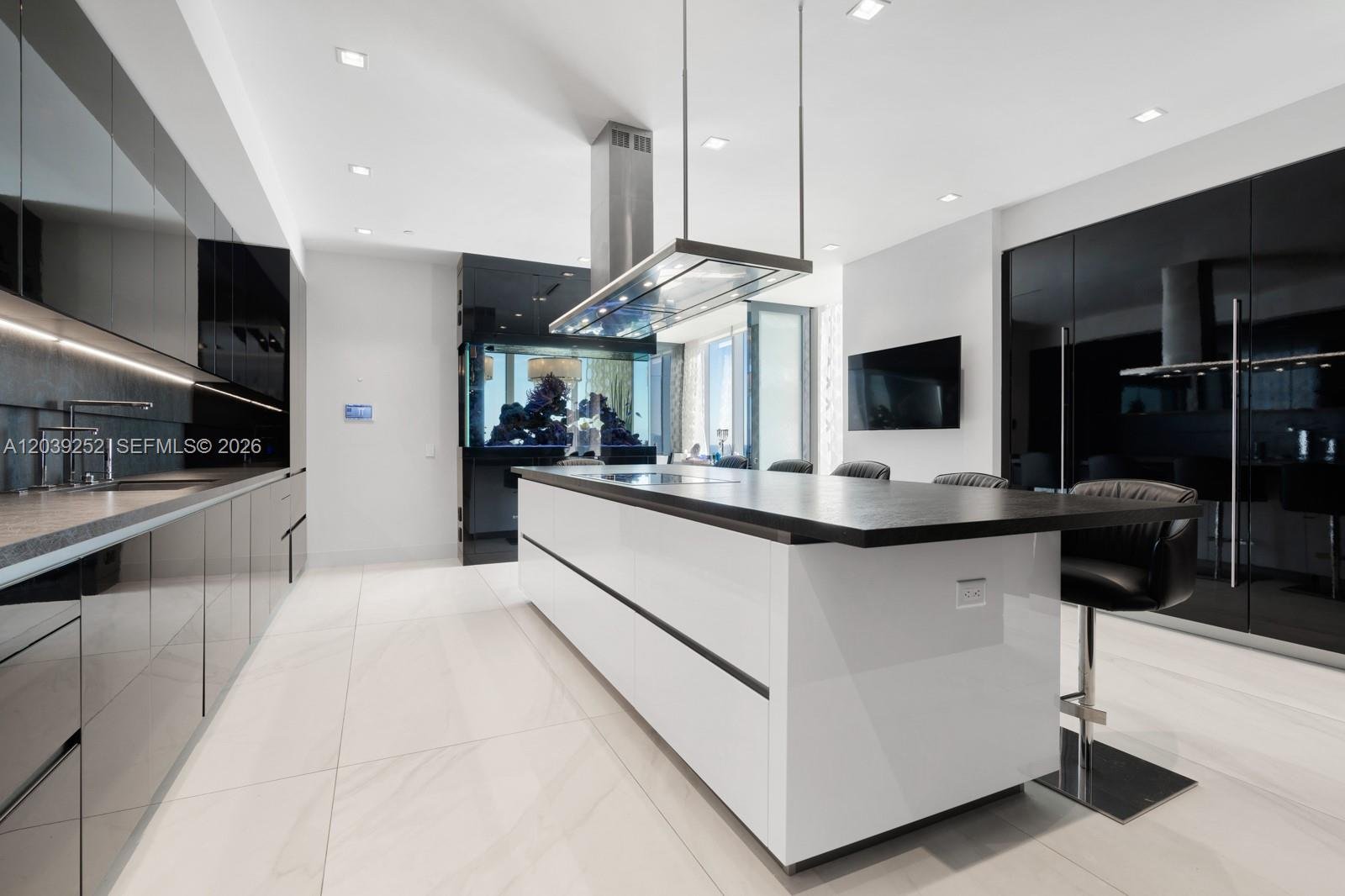 18501 COLLINS AVE #2304
