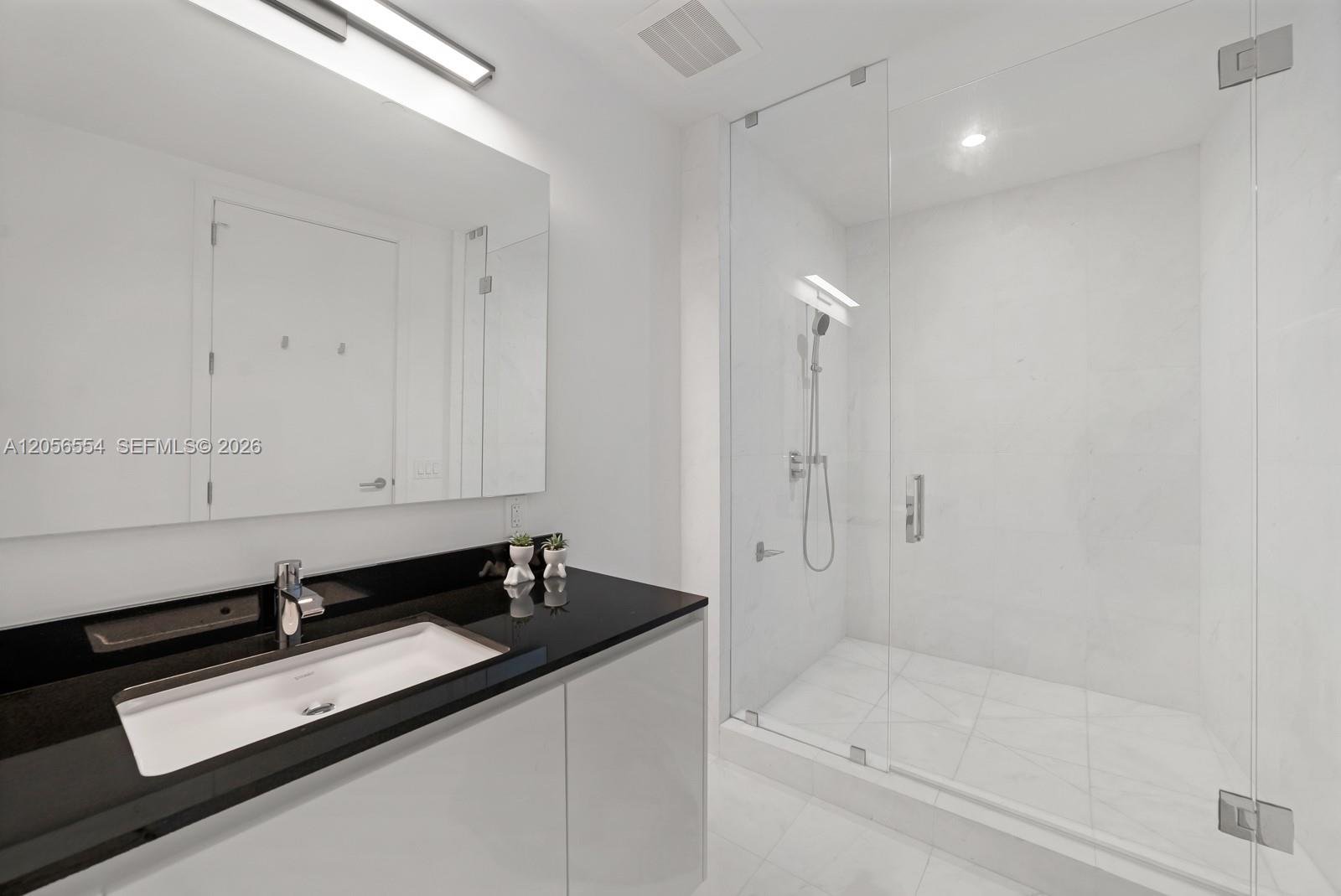 18555 COLLINS AVE #5201