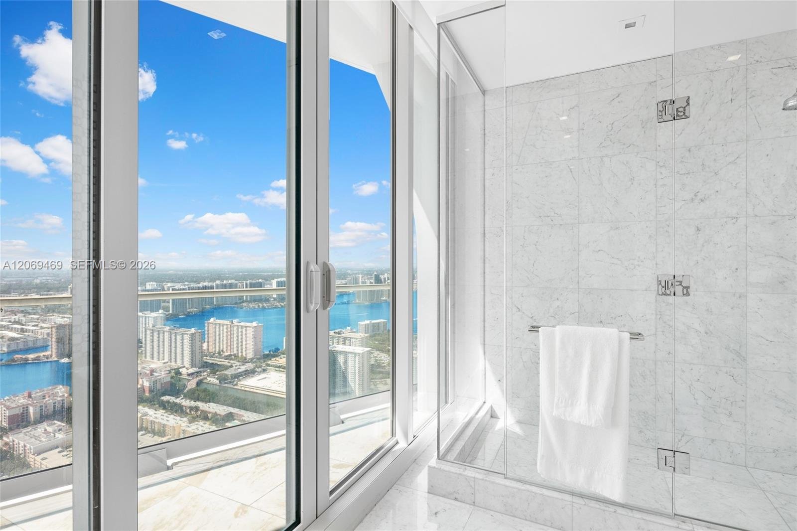 16901 COLLINS AVE #5305