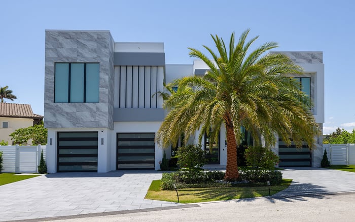 Choosing a Luxury Condo or a Waterfront Estate for the Household: Yacht Access, Private Aviation Ground Time, Drivers, and Seasonal Traffic