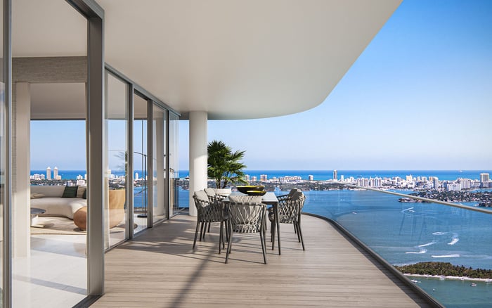 Miami Beach or South of Fifth: how to choose around usable terraces in heat and wind