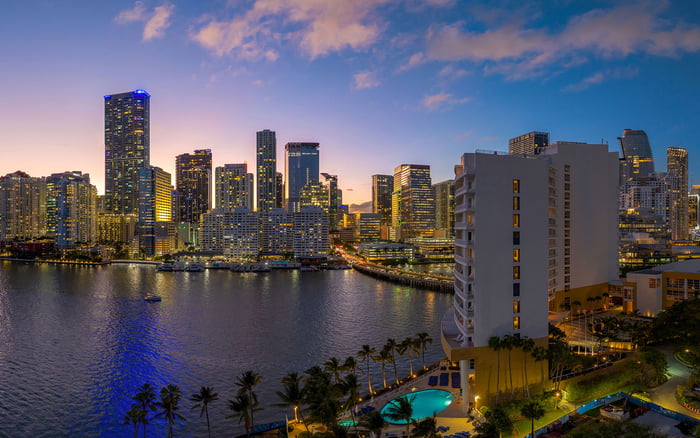 Large amenity deck or lower-density living: what matters more for European buyers in South Florida