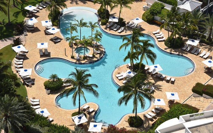 What Cash Buyers in South Beach Still Need to Know About Walkability, Clubs, and Private Dining Access
