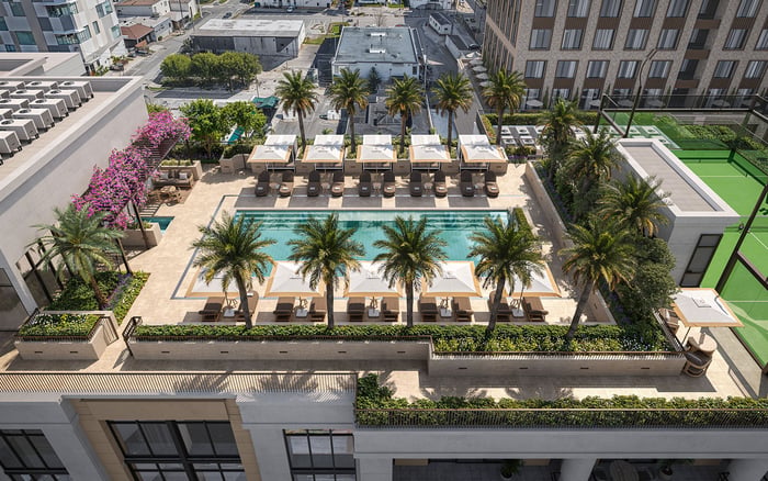 Padel at Cora Merrick Park: When On-Site Sport Becomes a Reason to Move Closer to Merrick Park