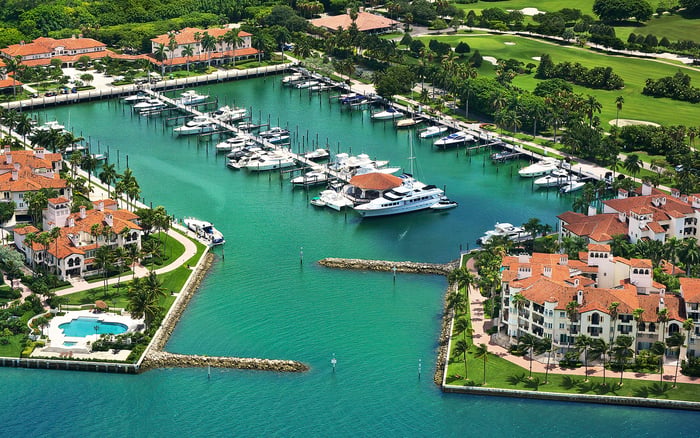 Before Buying in Fisher Island: How Walkability, Clubs, and Private Dining Access Can Change the Ownership Equation