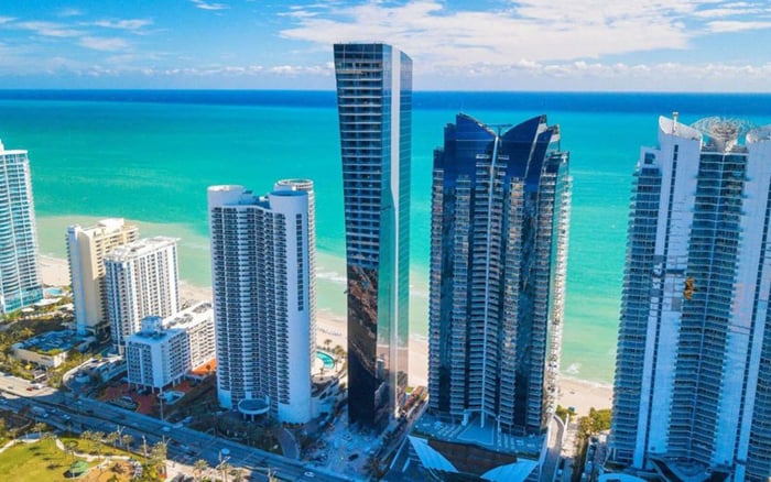 Setai Residences Miami Beach vs Muse Residences Sunny Isles Beach: Beach Access, Wind Exposure, and Peak-Season Crowding for Buyers Who Prefer Low-Rise Neighborhood Rhythm over Skyline Drama