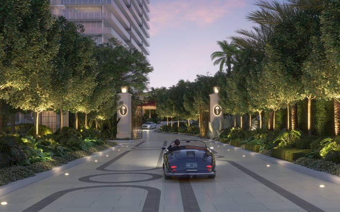 Why Hallandale Beach Appeals to Dallas Buyers Seeking Service, Privacy, and No-Frictions Ownership