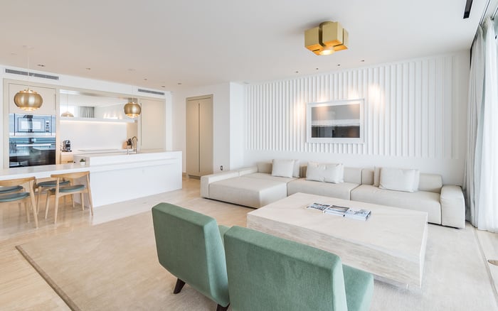 Liquidity Planning for The Surf Club Four Seasons Surfside: Cash, Portfolio Lending, and Closing Timing for Luxury Buyers