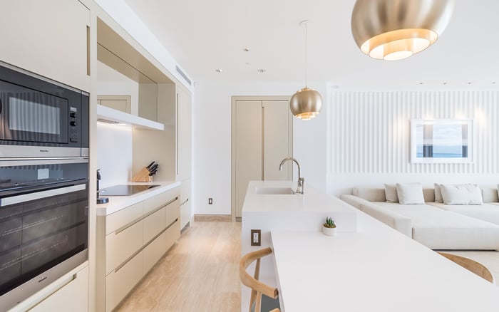 ORA by Casa Tua Brickell vs The Surf Club Four Seasons Surfside: Smart-Home Readiness, Data Privacy, and Service Responsiveness for Buyers Who Want a Primary Miami Base without Resort Traffic