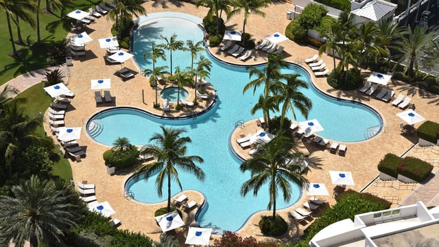What Cash Buyers in South Beach Still Need to Know About Walkability, Clubs, and Private Dining Access