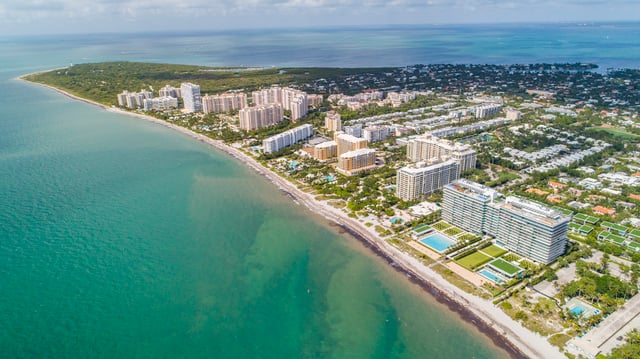 Key Biscayne Waterfront: Condos vs. Single‑Family Estates for Beachfront Living, Boating & Top Schools
