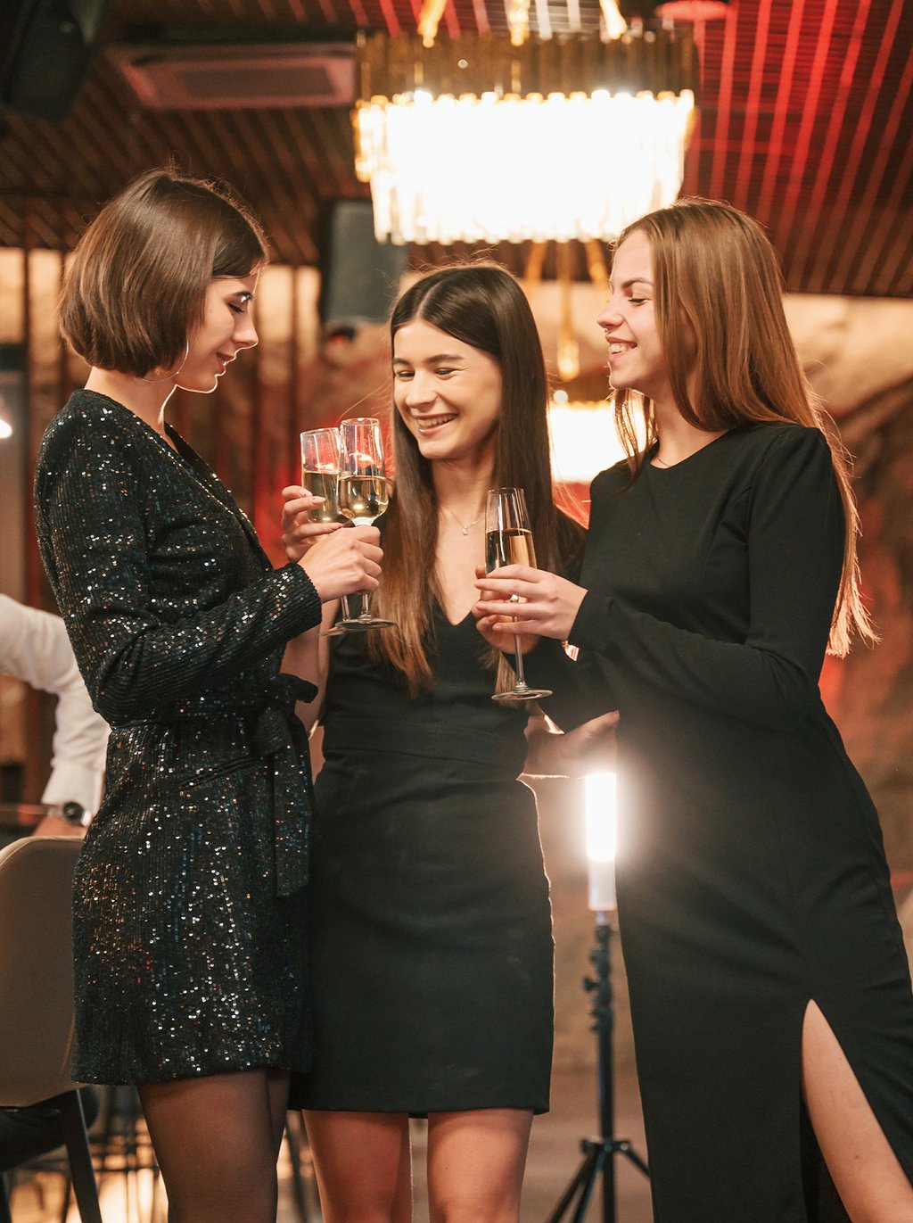 A rooftop deck expands the social experience with an open-air cocktail lounge, speakeasy, outdoor cinema, meeting room, and juice bar lounge, bringing hospitality-driven living to a more intimate residential setting with effortless day-to-night flexibility.