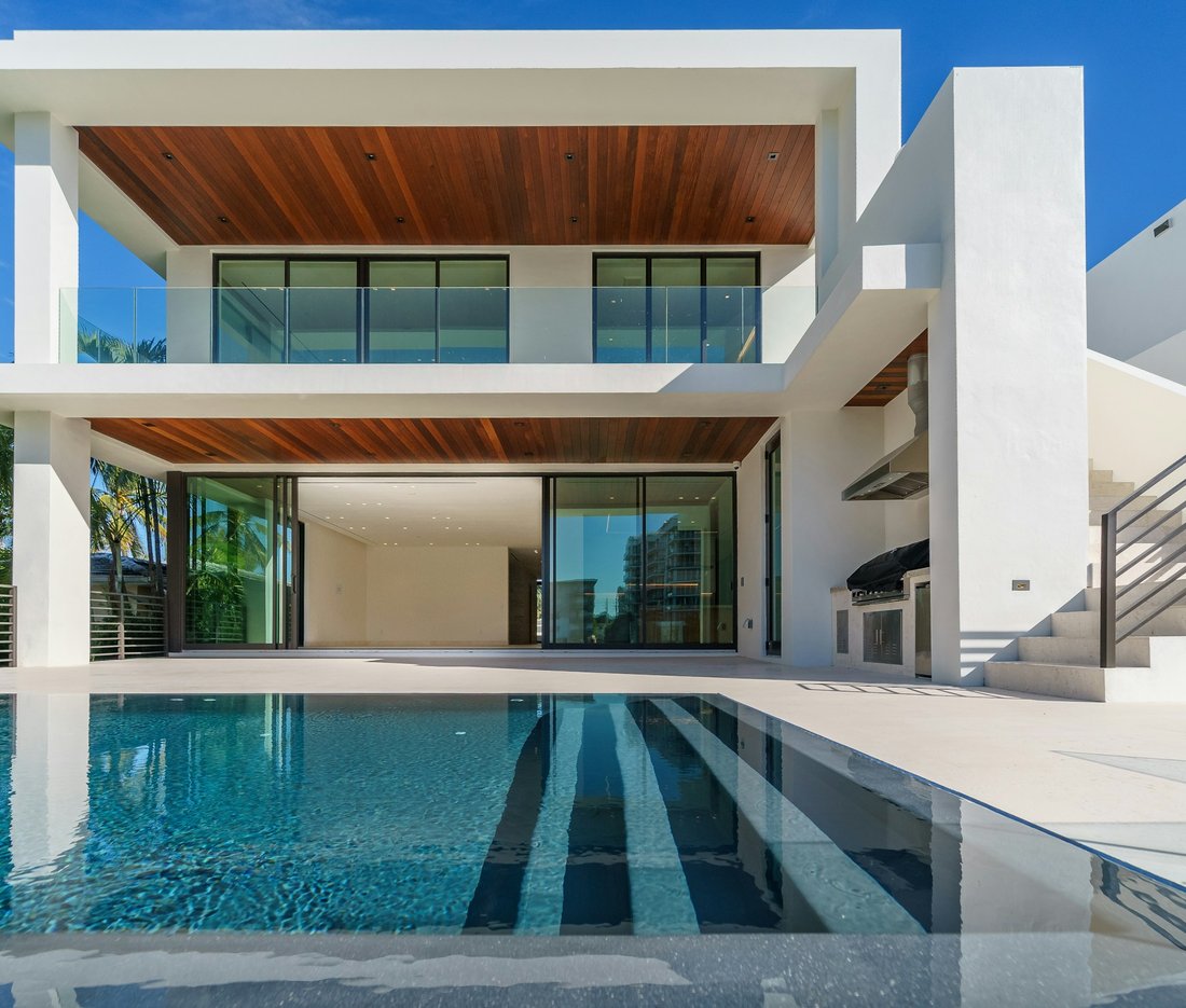 A quiet ultra-luxury residence in South Florida